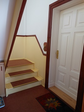 Treppenhaus  mit Wohnungseingangstuer