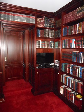 raumhohe Privatbibliothek in Mahagoniholz mit Profilierungen