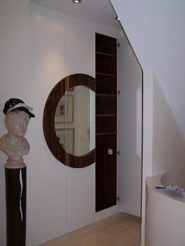 Einbau-Kleiderschrank mit aufgesetzem, runden Spiegelelement