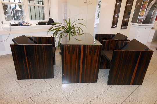 Sitzmoebel und Tisch aus Makassar-Ebenholz
